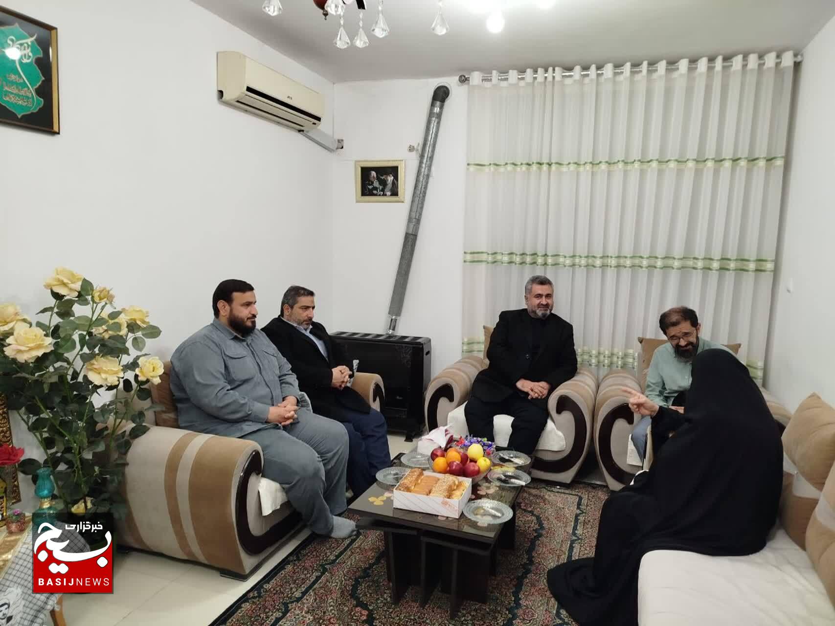 دیدار معاون فرهنگی اجتماعی سپاه پاسداران با خانواده شهید اصغری در رشت
