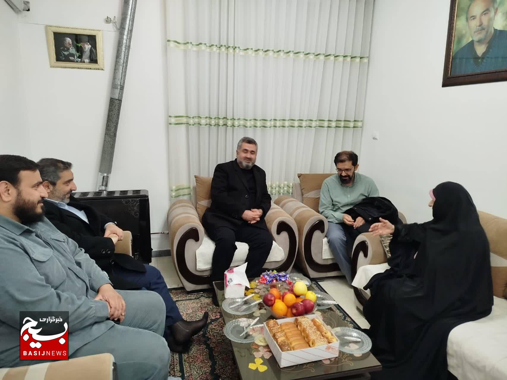 دیدار معاون فرهنگی اجتماعی سپاه پاسداران با خانواده شهید اصغری در رشت