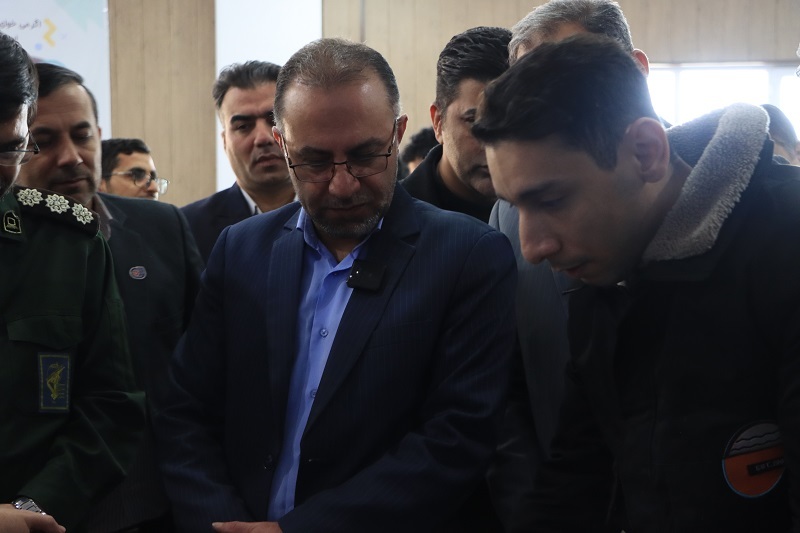 پرچم انقلاب اسلامی در مقابل همه مستبدان عالم بالاست/ با خودباوری و خداباوری بزرگترین کارها را رقم می‌زنیم