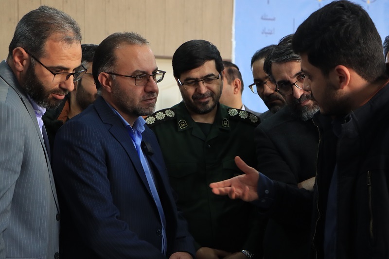 پرچم انقلاب اسلامی در مقابل همه مستبدان عالم بالاست/ با خودباوری و خداباوری بزرگترین کارها را رقم می‌زنیم