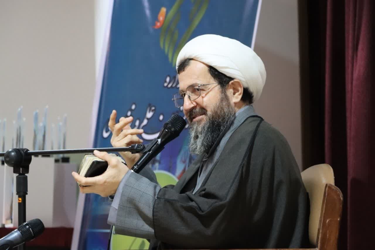 شیطان همه کارش گمراه کردن انسانهاست/ به فرزندانمان بیاموزیم به فضای مجازی اعتماد نکنند