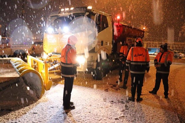 بارش شدید برف در همدان/ راه‌ها باز است