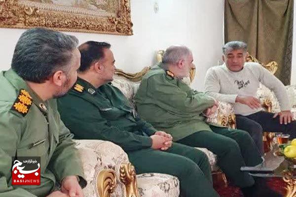 دیدار فرمانده سپاه انصارالحسین(ع) همدان با برادر شهیدان نعیمی در فامنین دیدار فرمانده سپاه انصارالحسین(ع) همدان با برادر شهیدان نعیمی در فامنین