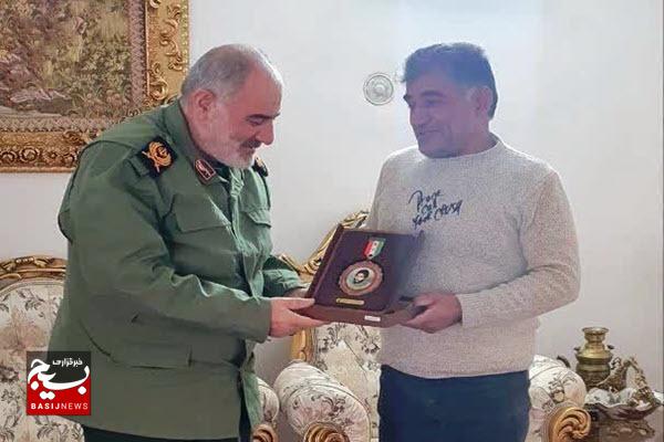 دیدار فرمانده سپاه انصارالحسین(ع) همدان با برادر شهیدان نعیمی در فامنین دیدار فرمانده سپاه انصارالحسین(ع) همدان با برادر شهیدان نعیمی در فامنین