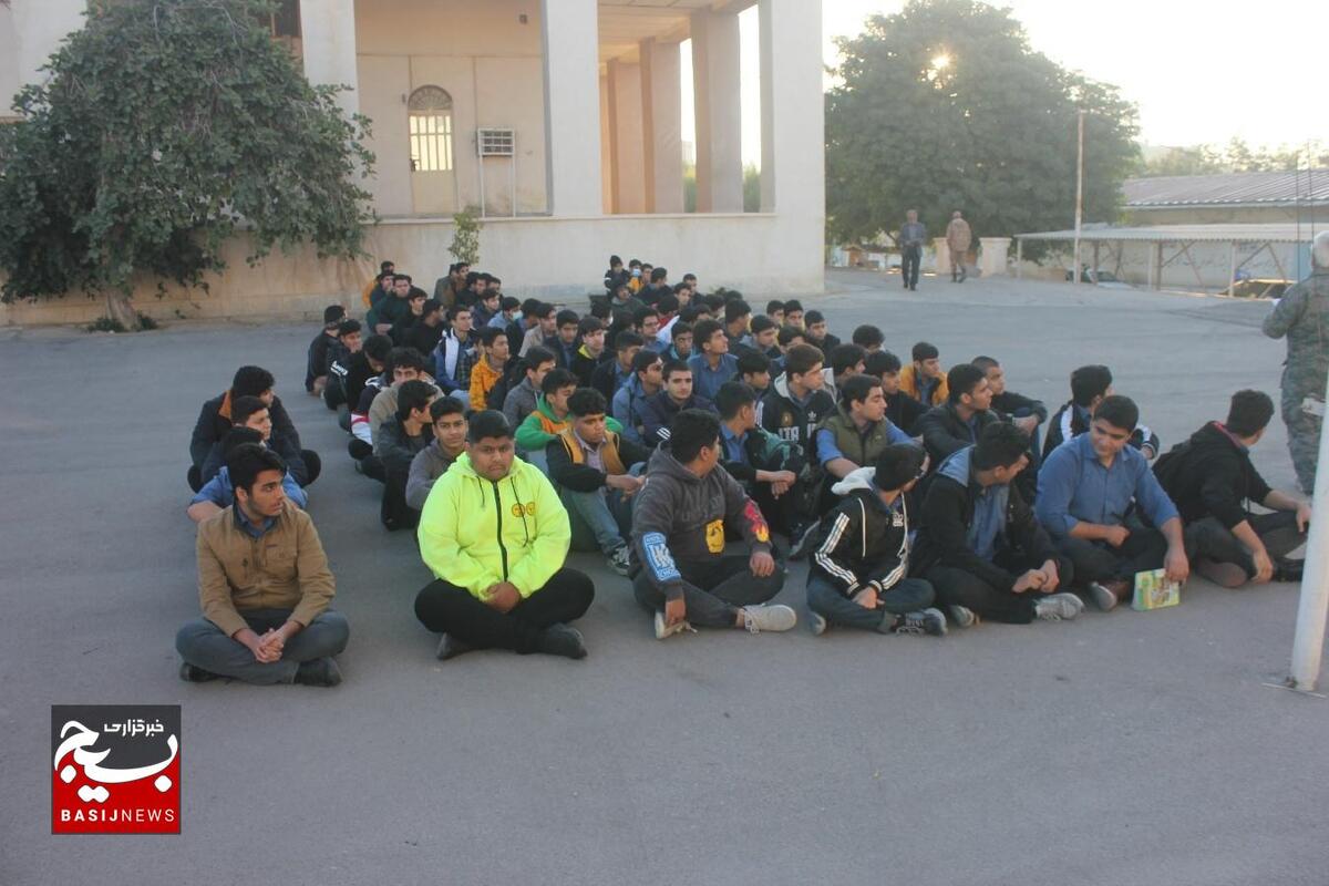 ۴۰۰ دانش آموز پسر شهرستان بوشهر به مناطق عملیاتی جنوب کشور اعزام شدند