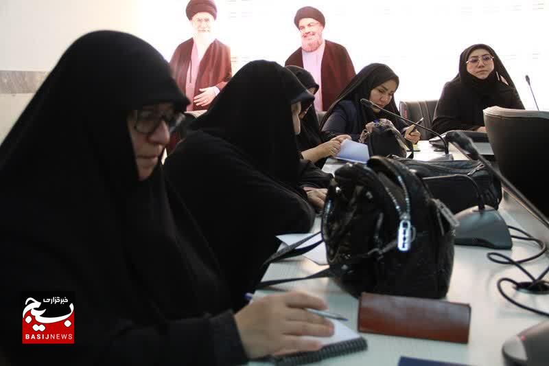 جلسه مدیر عامل هلدینگ گروه اقتصاد مردمی در جمع تولیدکنندگان صنایع دستی و صنایع تبدیلی