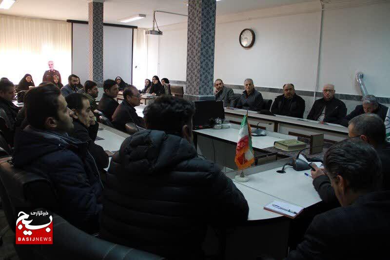 جلسه مدیر عامل هلدینگ گروه اقتصاد مردمی در جمع تولیدکنندگان صنایع دستی و صنایع تبدیلی