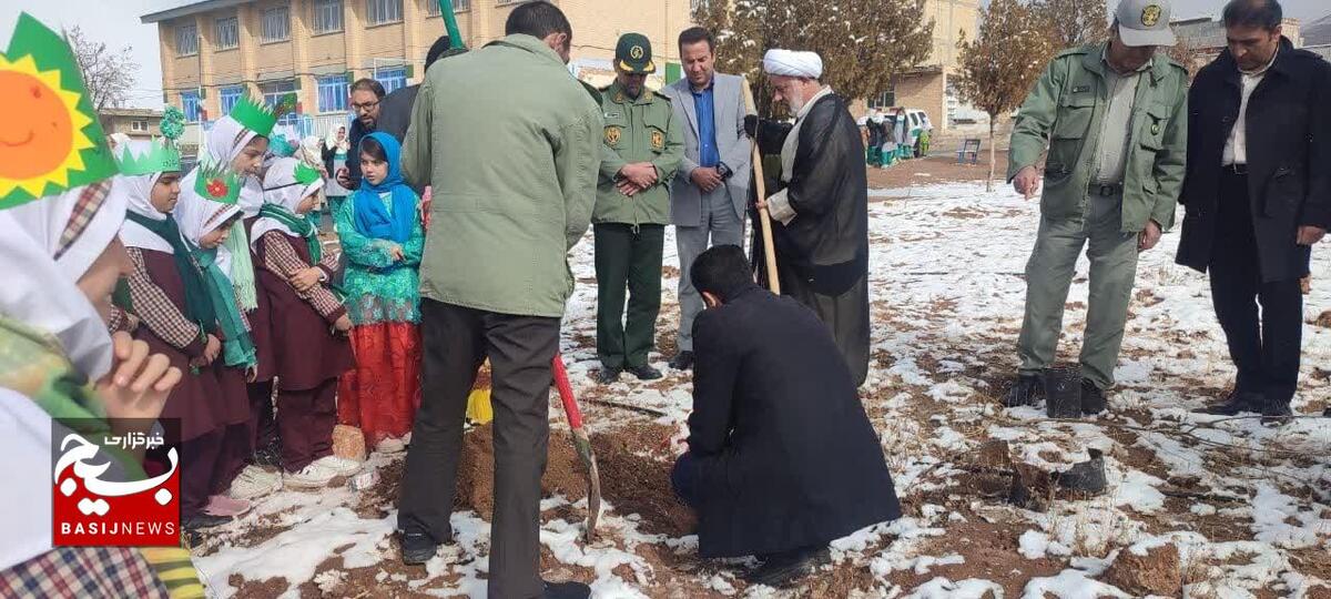 آیین درختکاری در دبستان شکوفه های انقلاب وردنجان