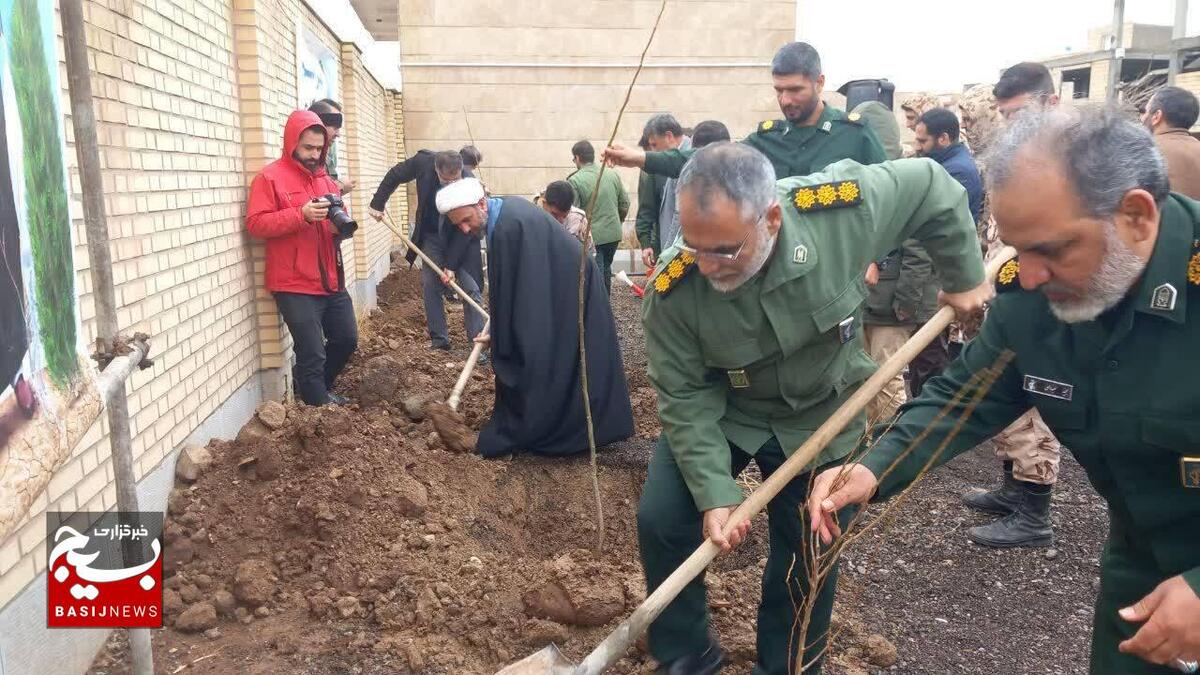 کاشت ۲۰۰ اصل نهال مثمر به یاد شهدا در محوطه سپاه ناحیه امام سجاد(ع) قزوین