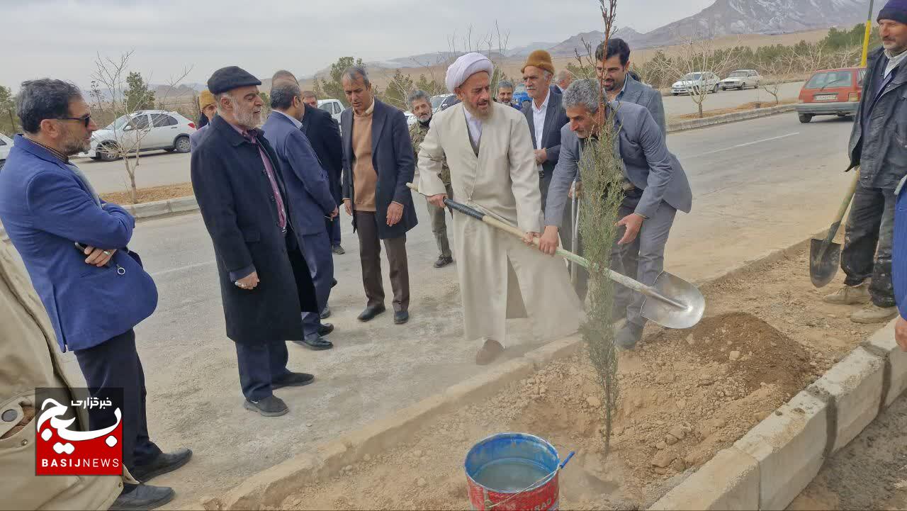 مراسم روز درختکاری با حضور گروه های جهادی شهر درجزین برگزار شد