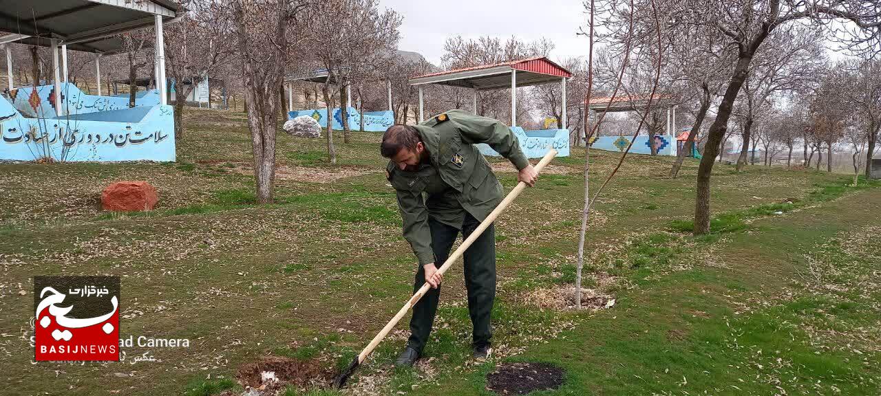 کاشت ۱۳۰۰۰ نهال در سلسله توسط سپاه و بسیج کاشت ۱۳۰۰۰ نهال در سلسله توسط سپاه و بسیج