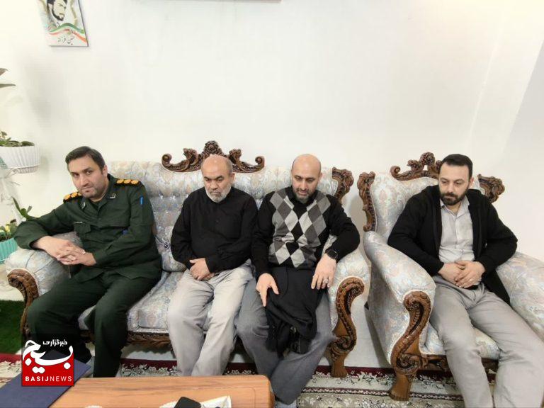 دیدار رئیس سازمان بسیج کارگران و کارخانجات استان گیلان ونمایندگان کار وتولید استان با خانواده شهید حسین فرزانه در رشت دیدار رئیس سازمان بسیج کارگران و کارخانجات استان گیلان ونمایندگان کار وتولید استان با خانواده شهید حسین فرزانه در رشت
