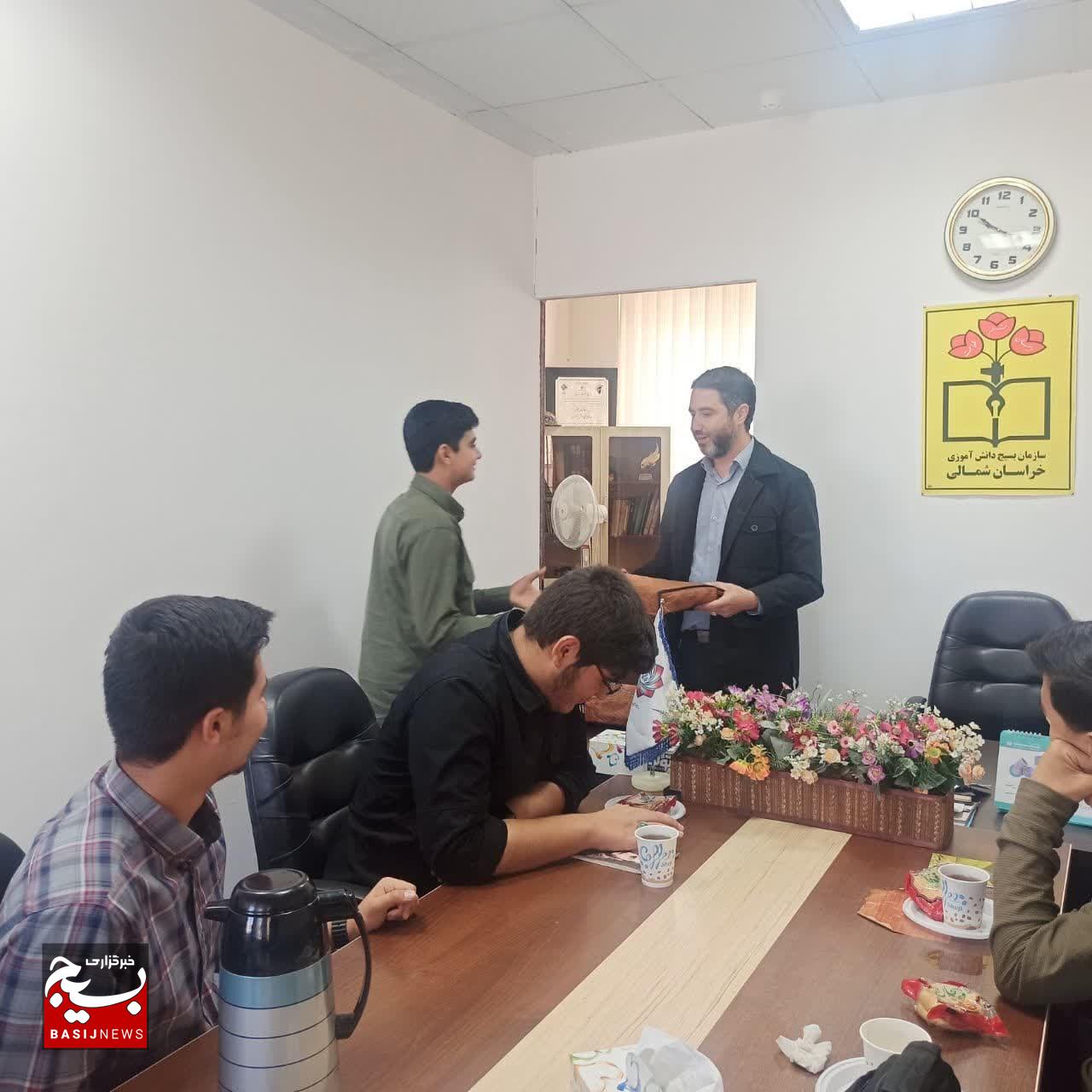 نشست روسای مجامع علوی و فاطمی بسیج دانش آموزی با مسئول سازمان بسیج دانش آموزی خراسان شمالی