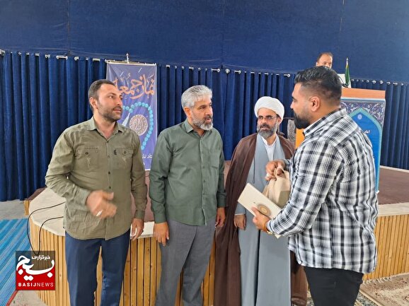 گزارش تصویری|تقدیر فرمانده حوزه بسیج قیامدشت از بسیجی پهلوان بهزاد یزدانپور در نماز جمعه
