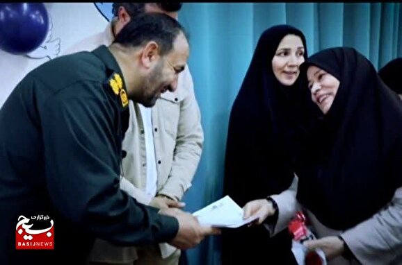 جهادگران بسیجی و مسئول سازمان بسیج سازندگی البرز از معلمان کرجی تقدیر کردند