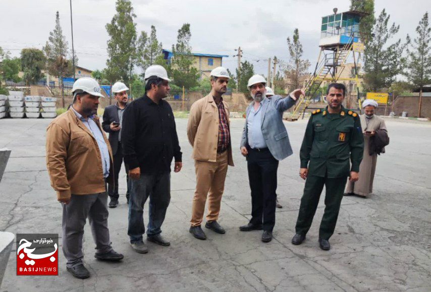 جمعی از مسئولان در راستای رفع موانع تولید از چند کارخانه قم بازدید کردند