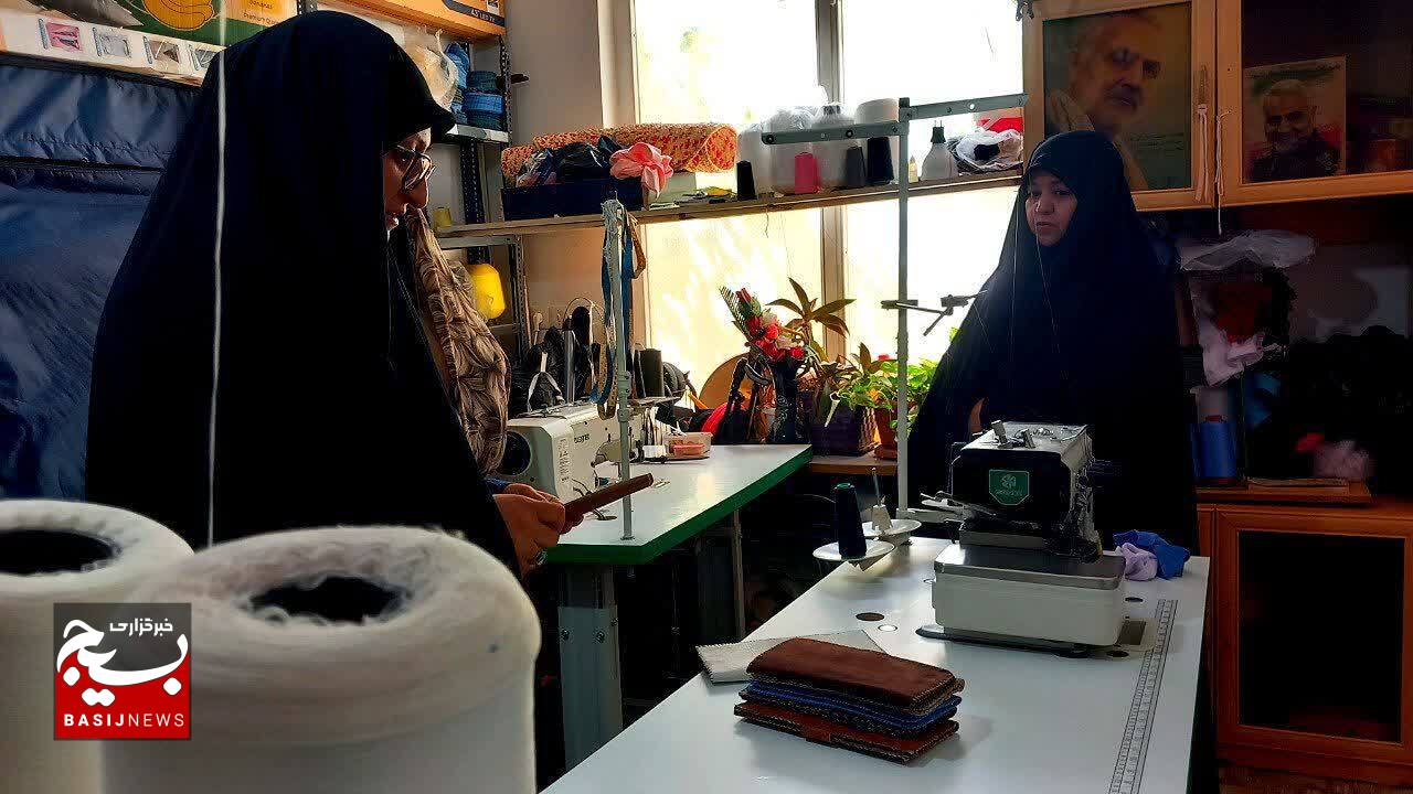 مسئول سازمان بسیج جامعه زنان قم از چند کارگاه تولیدی خانگی پردیسان بازدید کرد