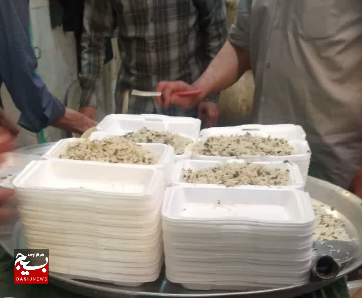 ۴۰۰ پرس اطعام گرم بین نیازمندان شهرستان توزیع شد