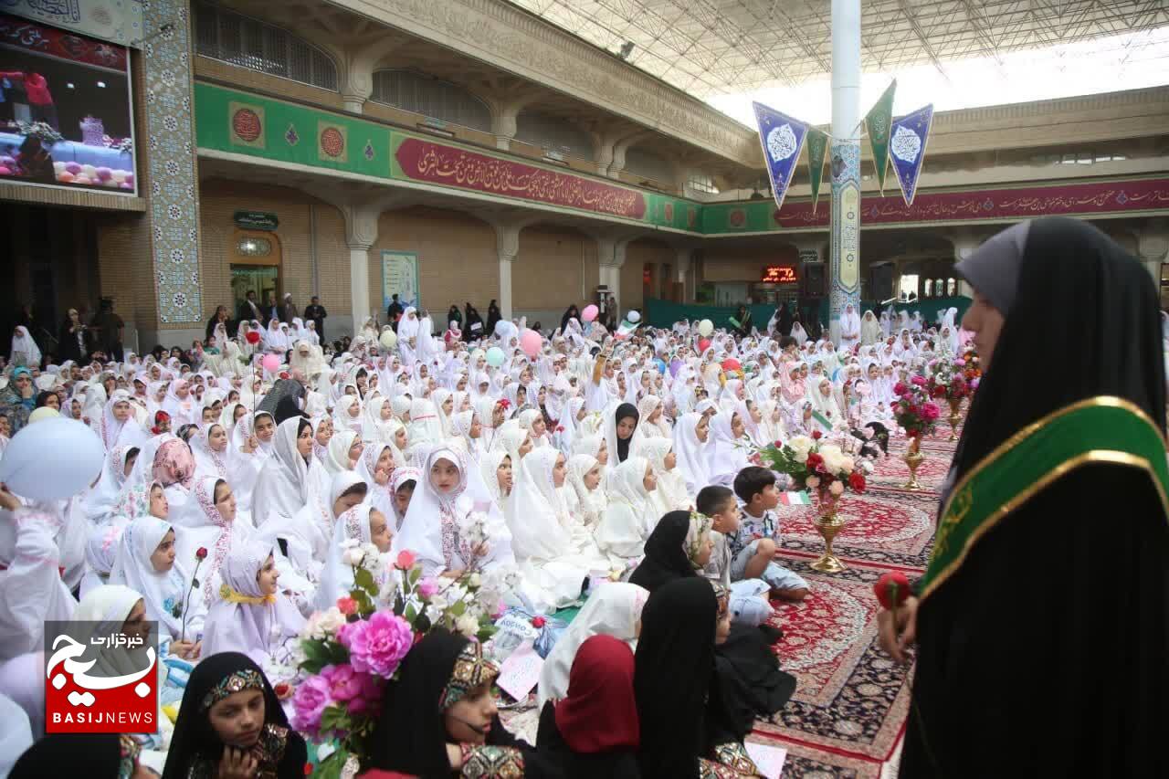 برگزاری جشن تکلیف ۵هزار نفری دختران در حرم مطهر بانوی کرامت