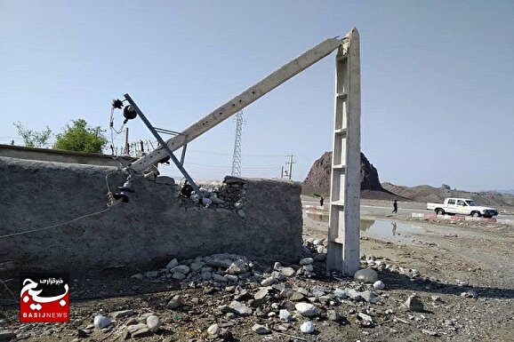باد و باران باعث خسارت به ۳۷ اصله پایه شبکه برق سیستان و بلوچستان شد