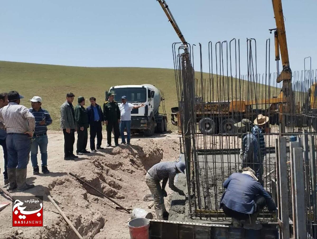 بازدید فرمانده ناحیه مقاومت بسیج سپاه شاهین دژ از پروژه‌های آب‌رسانی ۱۷ روستای بخش مرکزی و کشاورز