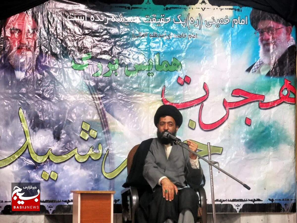 امام خمینی(ره) ابرمرد تاریخ و بیدارگر جهانیان بود