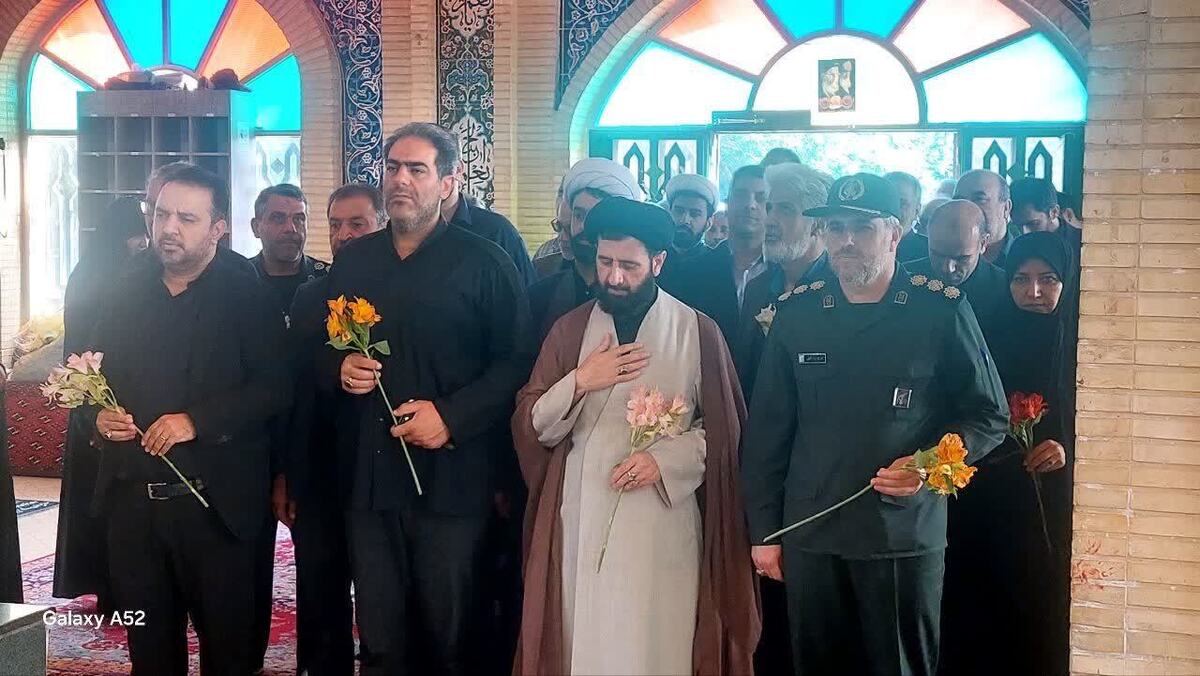 همزمان با سالروز آزاد سازی خرمشهر؛ مزار شهدای گرمسار گلباران شد