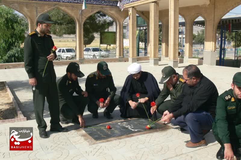 غبارروبی و عطرافشانی مزار مطهر شهدای شهرستان رومشکان