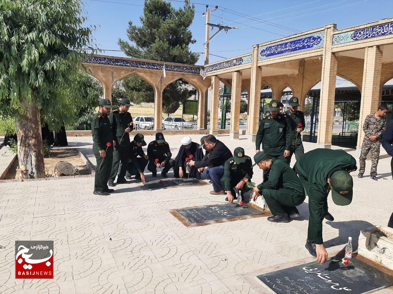 غبارروبی و عطرافشانی مزار مطهر شهدای شهرستان رومشکان