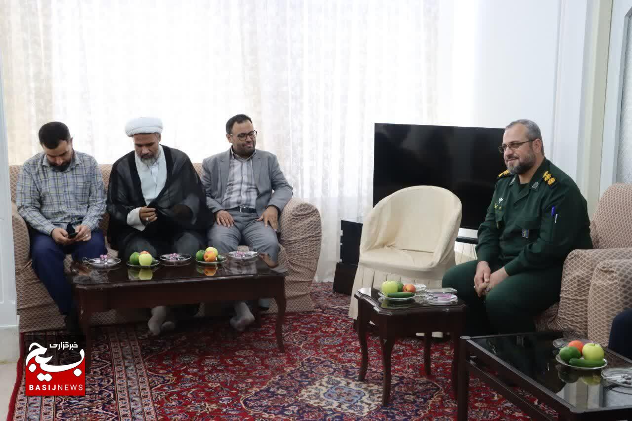 قلوب رزمندگان در دیدار با خانواده شهدا آرام می‌شود 