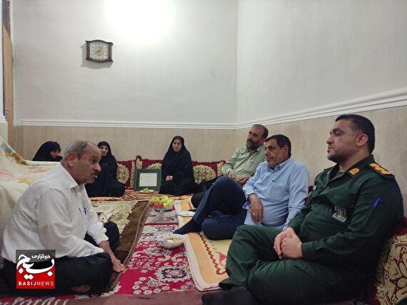 دیدار فرمانده سپاه دیّر و رئیس دانشگاه آزاد با دو خانواده شهید دانشجو
