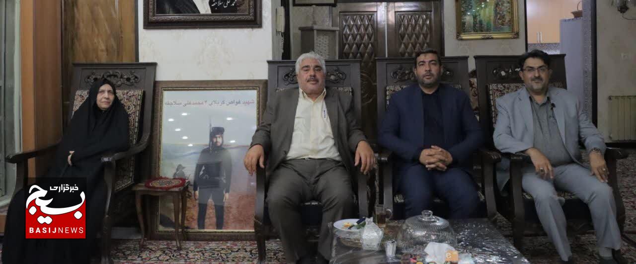 دیدار فرمانده سپاه ثارالله استان کرمان با خانواده شهیدمحمدعلی سلاجقه به مناسبت هفته دفاع مقدس