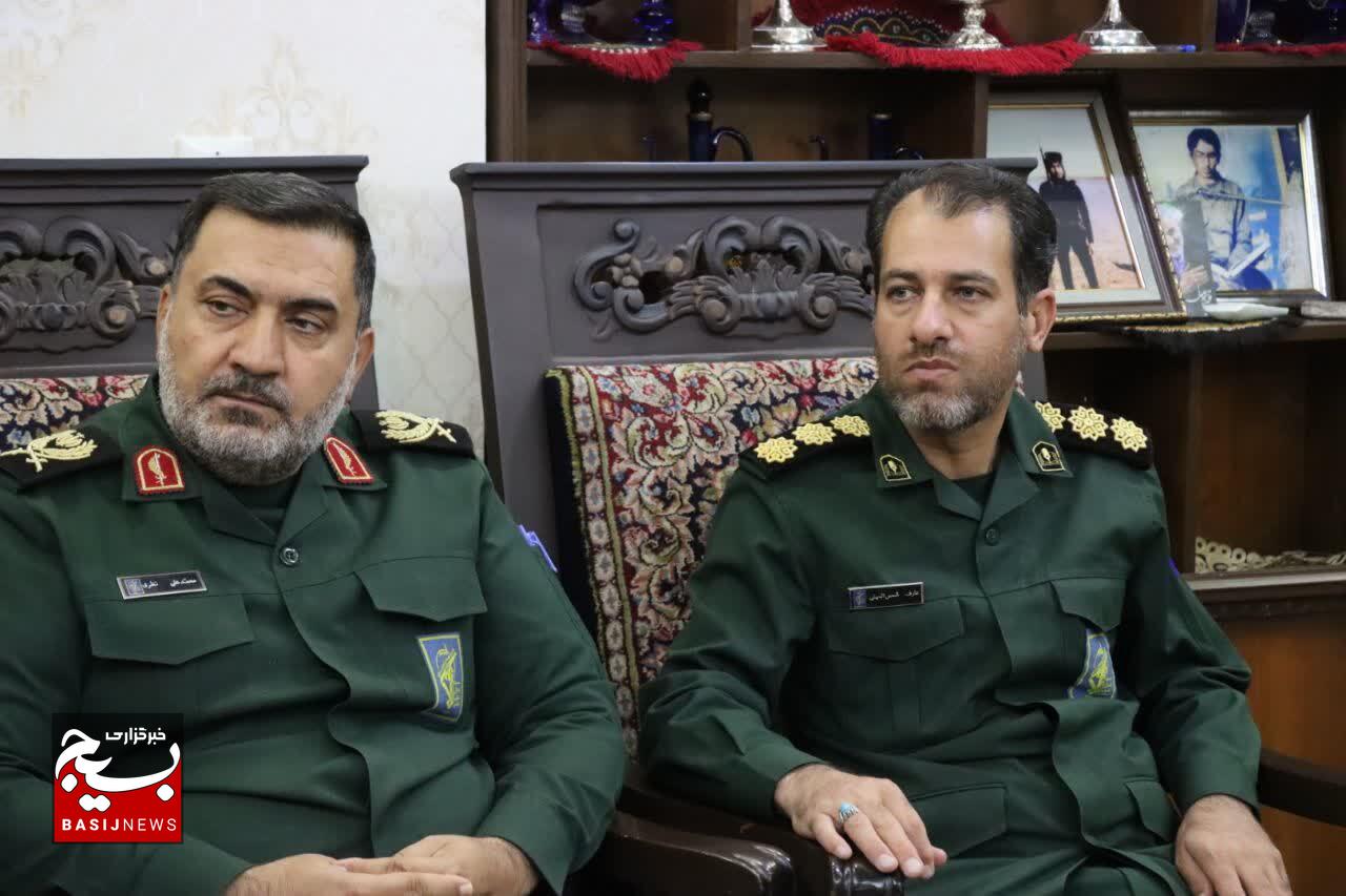 دیدار فرمانده سپاه ثارالله استان کرمان با خانواده شهیدمحمدعلی سلاجقه به مناسبت هفته دفاع مقدس