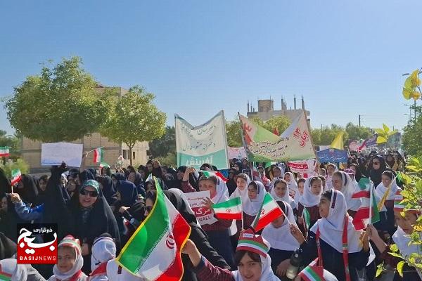 راهپیمایی ۱۳ آبان در شهرستان جم با حضور گسترده دانش‌آموزان و مسئولان برگزار شد