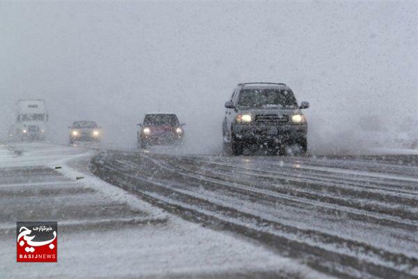 کلیه محورهای مواصلاتی استان باز و تردد در آن‌ها جریان دارد