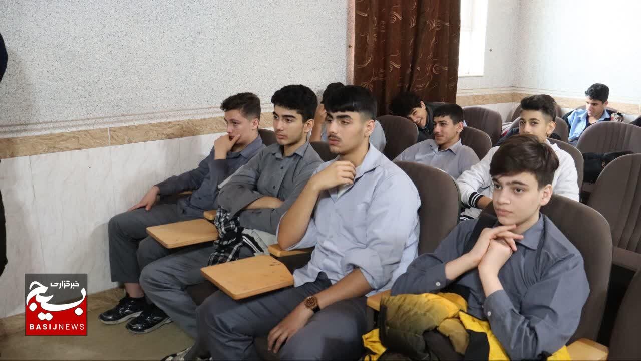 شهدای دانش آموز نماد از خودگذشتگی در دفاع مقدس هستند