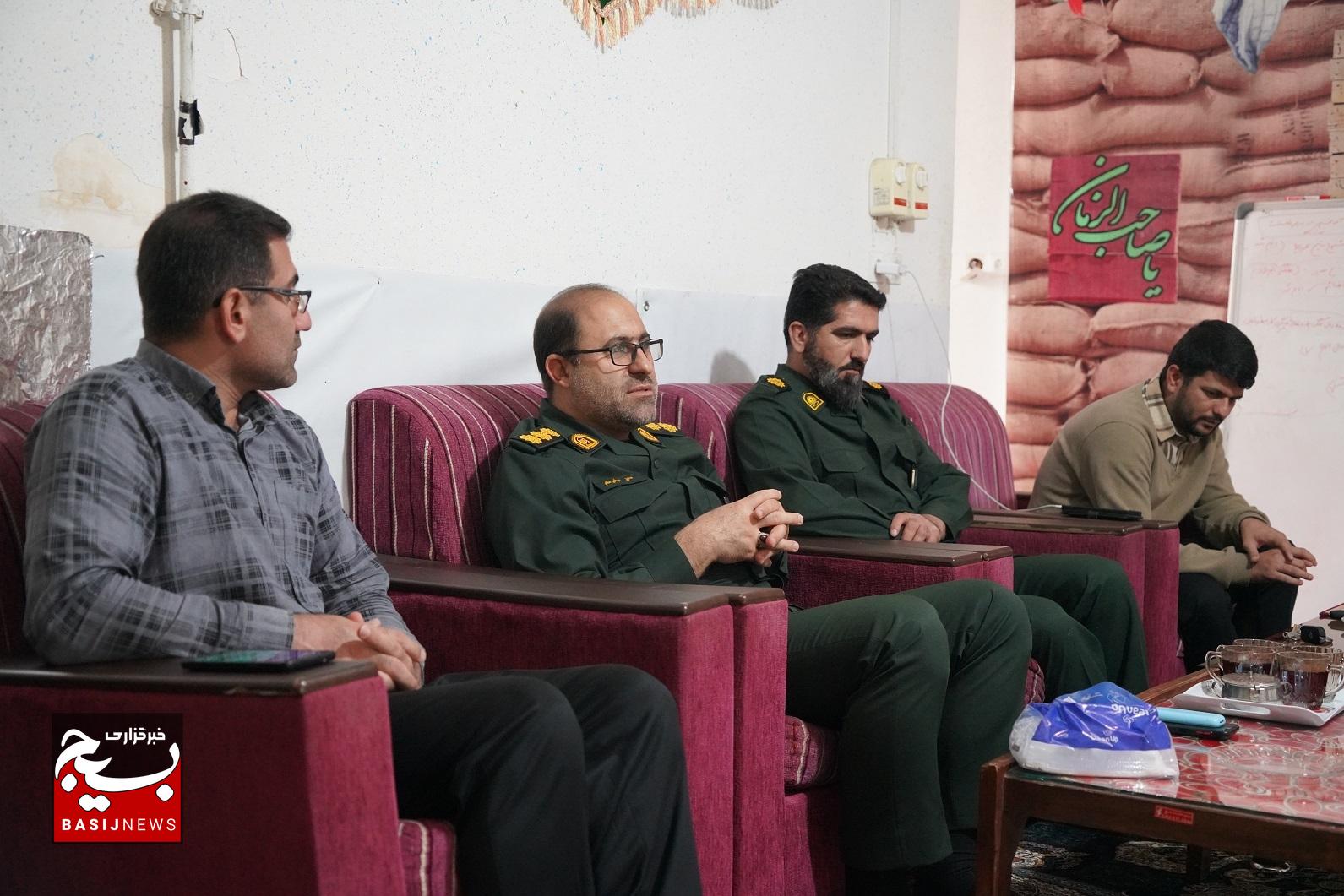 تجلیل فرمانده ناحیه مقاومت بسیج شهرستان دنا از مدیر خبرگزاری بسیج استان
