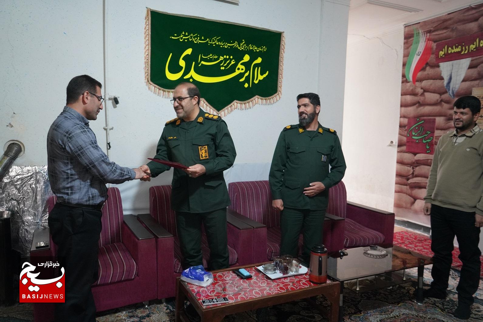 تجلیل فرمانده ناحیه مقاومت بسیج شهرستان دنا از مدیر خبرگزاری بسیج استان