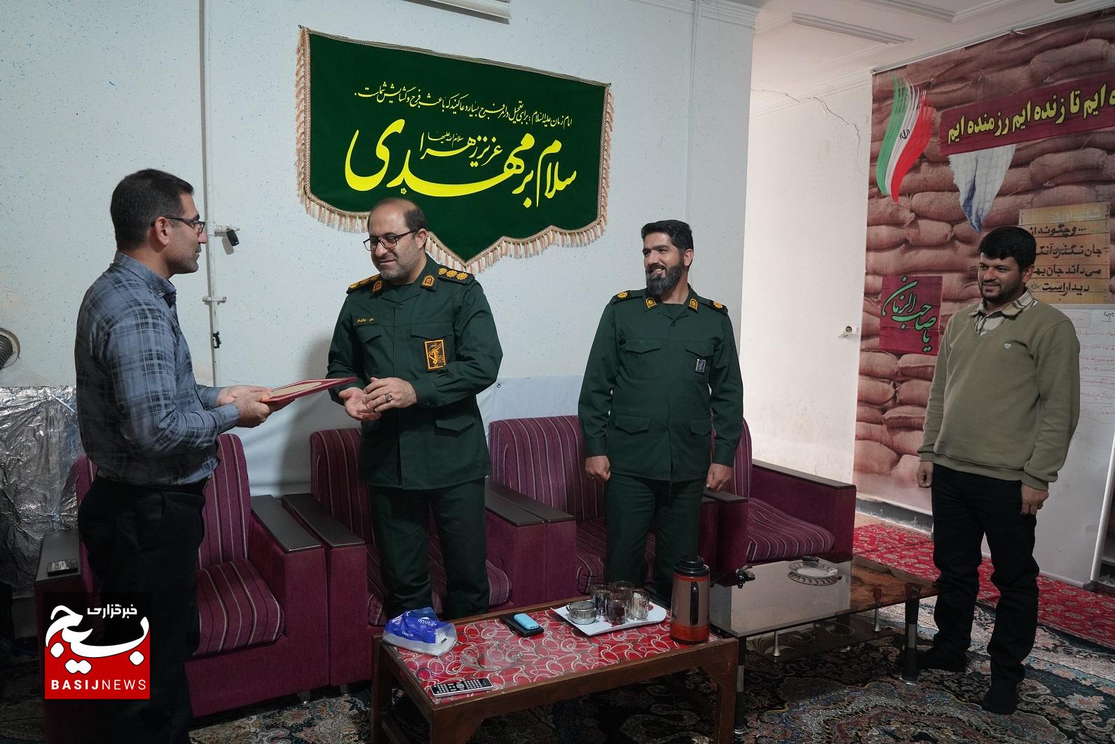 تجلیل فرمانده ناحیه مقاومت بسیج شهرستان دنا از مدیر خبرگزاری بسیج استان