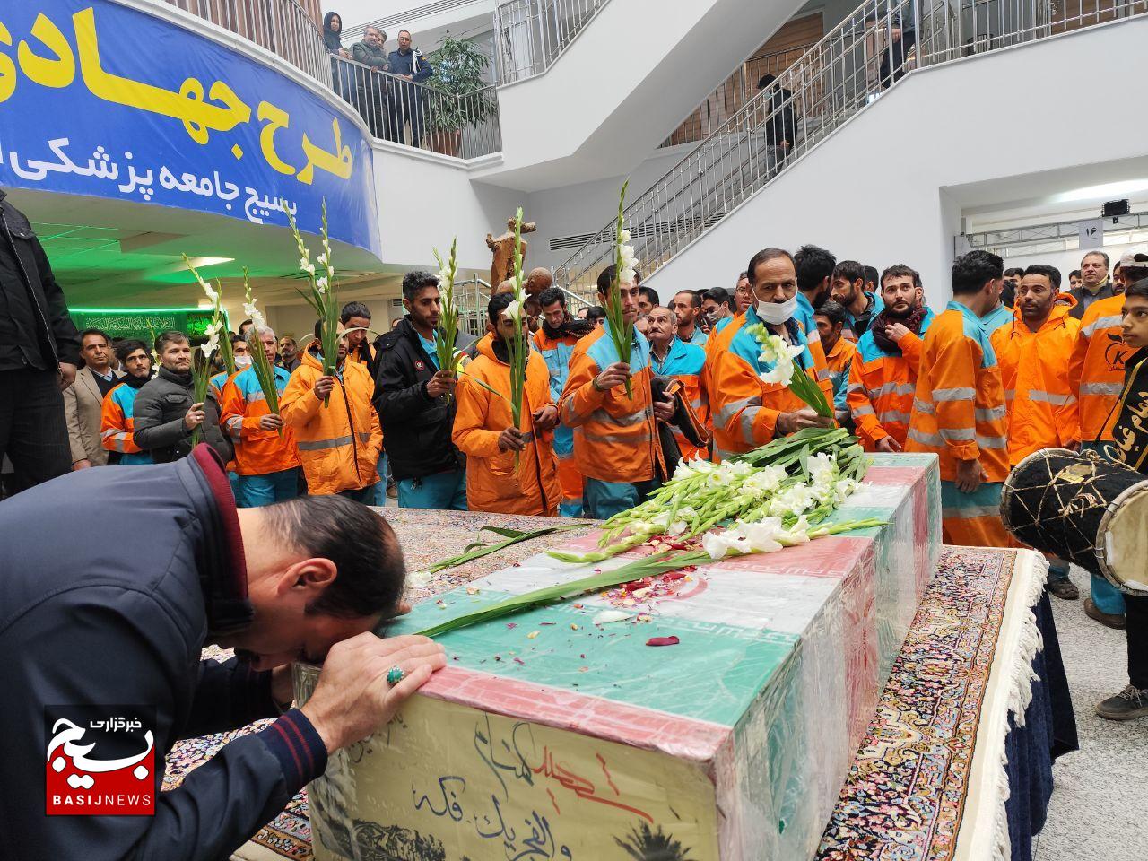 پاکبانان شهرداری کرمان با اهدای گل به شهید گمنام ادای احترام کردند