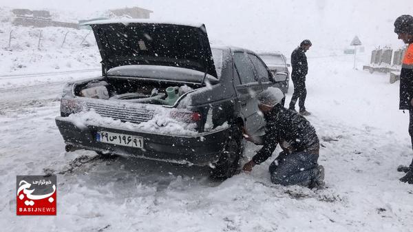 ۱۰۰ خودرو در محور خلخال به اسالم گرفتار کولاک شدند