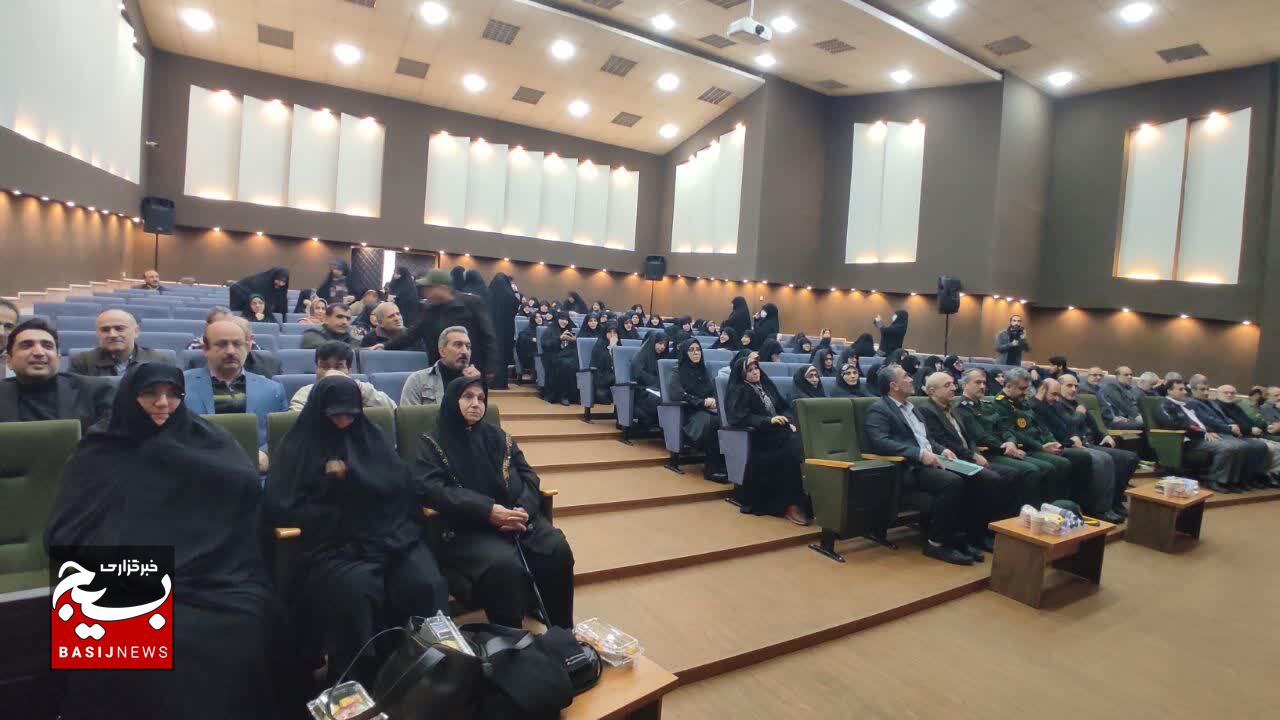 خانوادههای شهدا، چشم و چراغ انقلاب هستند خانوادههای شهدا، چشم و چراغ انقلاب هستند