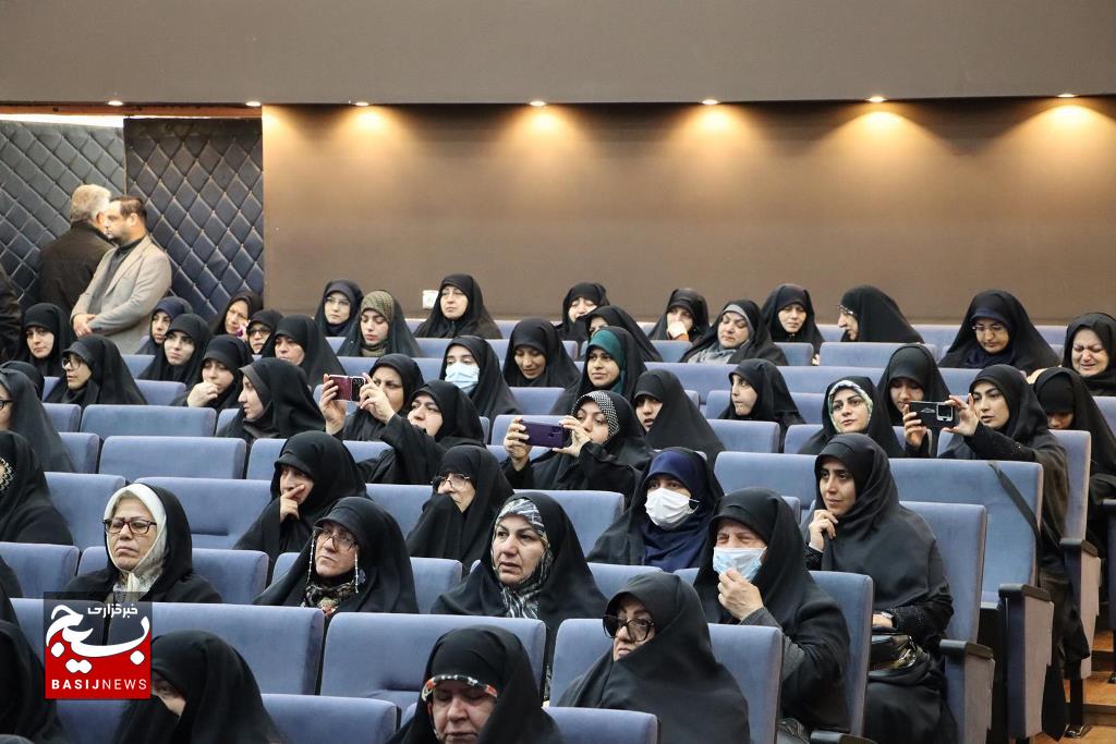 خانواده‌های شهدا ستون‌ های محکم جامعه هستند