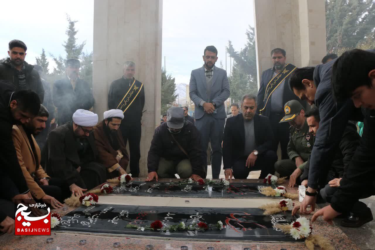 بزرگداشت دهمین سالگرد تدفین دو لاله گمنام در شهرستان بروجرد با حضور مداح معروف کشور+عکس