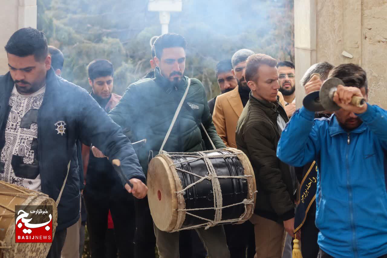 بزرگداشت دهمین سالگرد تدفین دو لاله گمنام در شهرستان بروجرد با حضور مداح معروف کشور+عکس