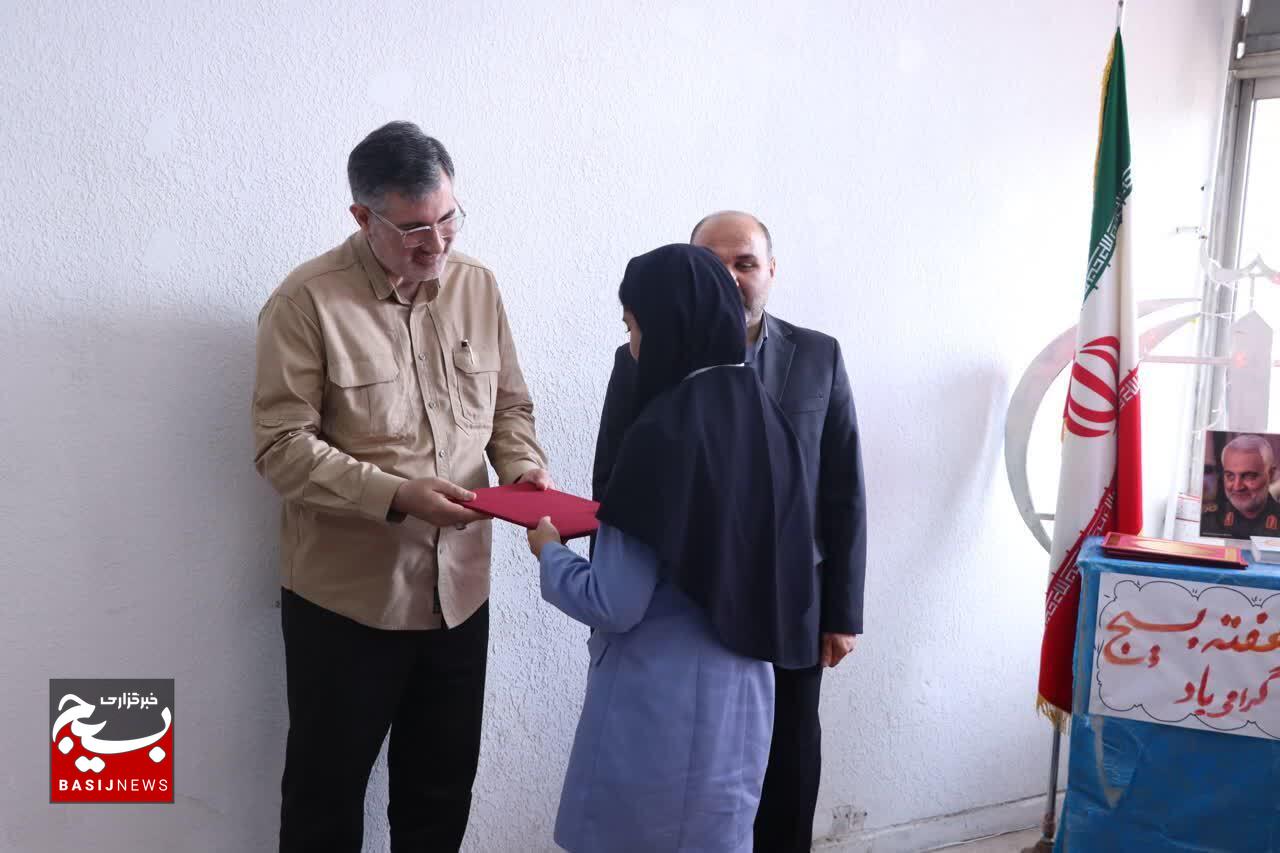 مراسم تجلیل از دانش آموزان نخبه جامعه کار و تولید استان گیلان برگزار شد