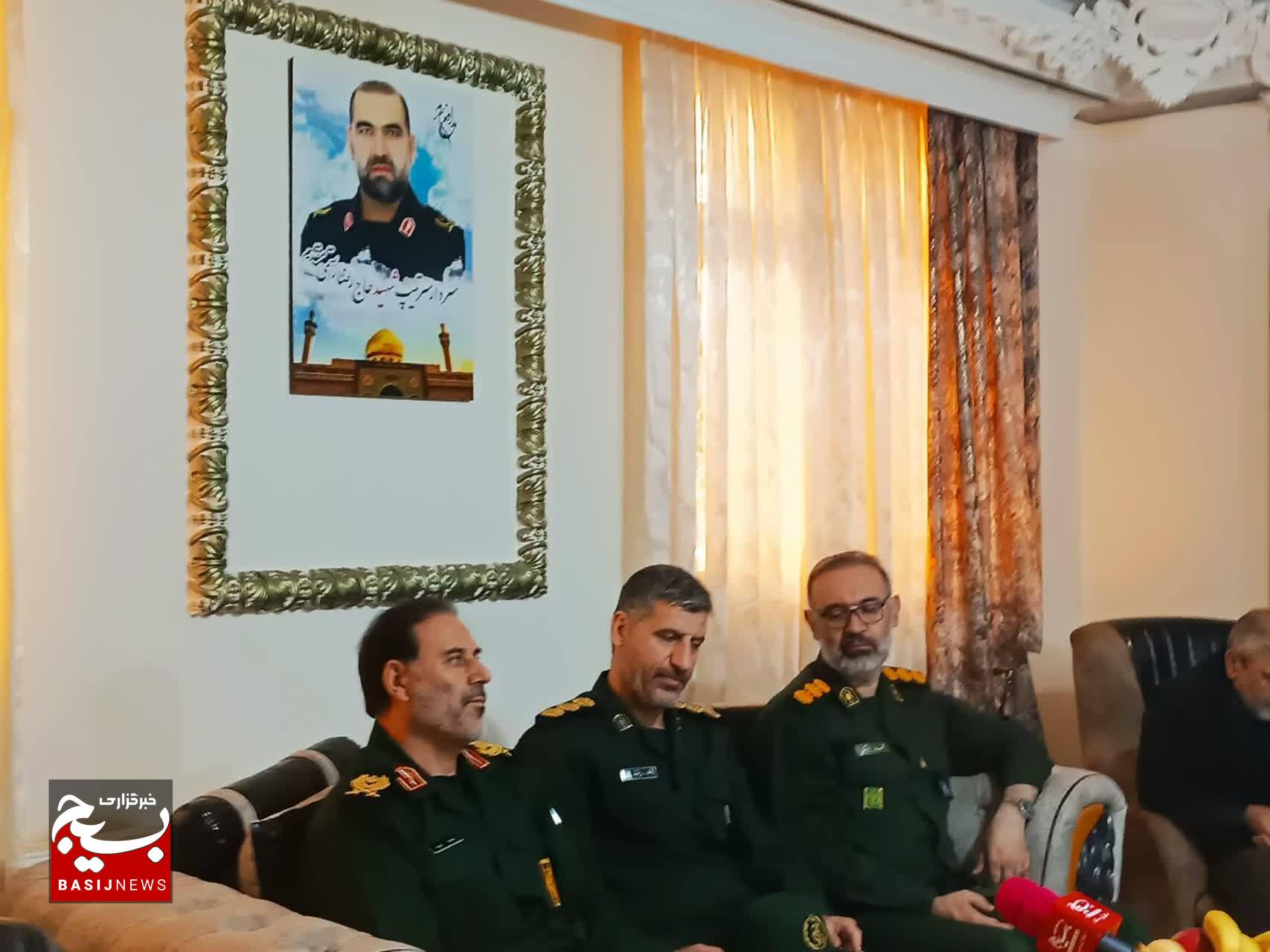در ششمین روز هفته بسیج سردار علیپور با خانواده شهید مدافع حرم خرم آباد دیدار کرد در ششمین روز هفته بسیج سردار علیپور با خانواده شهید مدافع حرم خرم آباد دیدار کرد