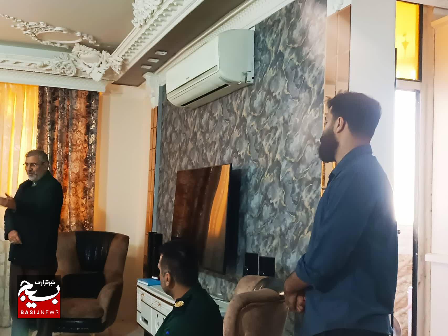 در ششمین روز هفته بسیج سردار علیپور با خانواده شهید مدافع حرم خرم آباد دیدار کرد در ششمین روز هفته بسیج سردار علیپور با خانواده شهید مدافع حرم خرم آباد دیدار کرد