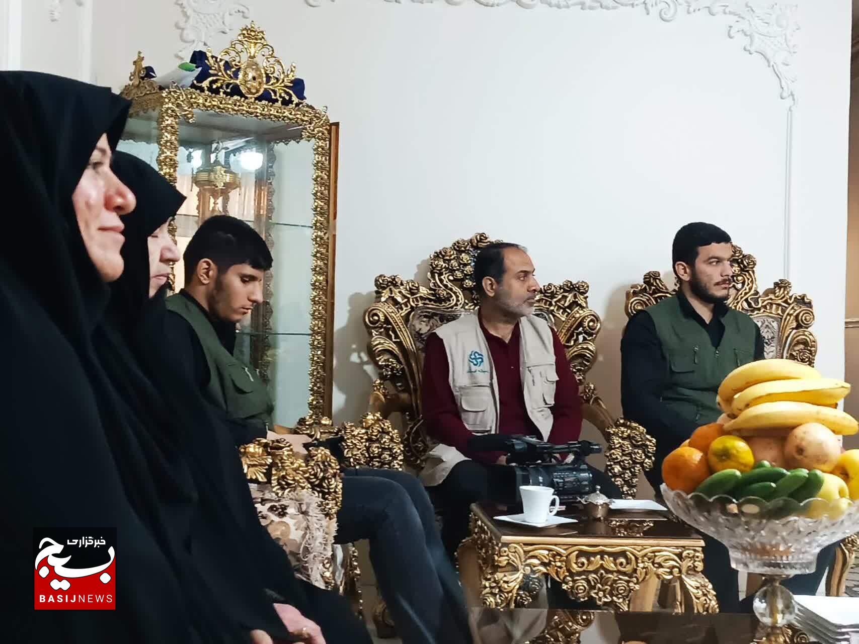 در ششمین روز هفته بسیج سردار علیپور با خانواده شهید مدافع حرم خرم آباد دیدار کرد در ششمین روز هفته بسیج سردار علیپور با خانواده شهید مدافع حرم خرم آباد دیدار کرد
