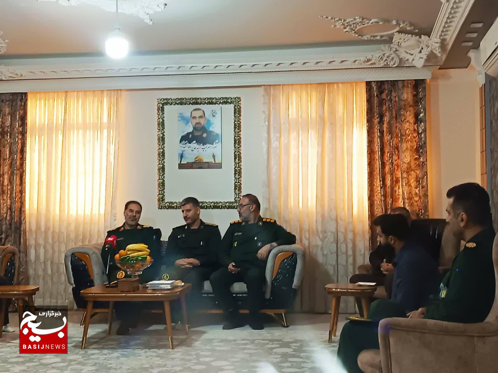 در ششمین روز هفته بسیج سردار علیپور با خانواده شهید مدافع حرم خرم آباد دیدار کرد در ششمین روز هفته بسیج سردار علیپور با خانواده شهید مدافع حرم خرم آباد دیدار کرد